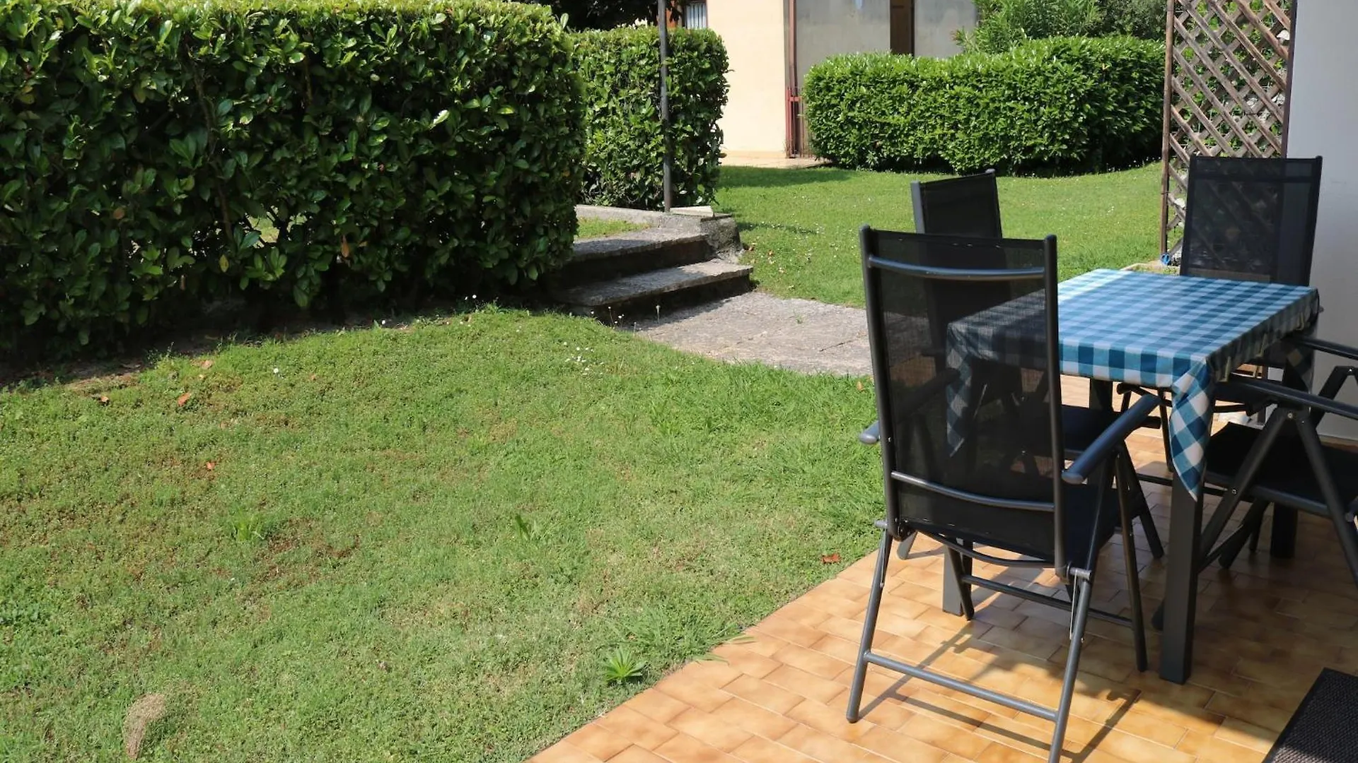 Enticing Holiday Home In Lazise With Swimming Pool Itálie