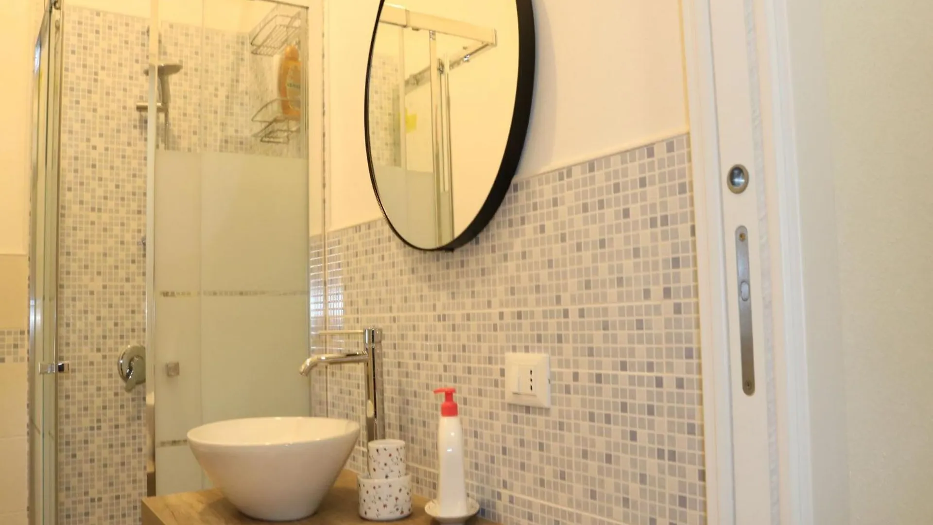 הקונטקטים של Enticing Holiday Home In Lazise With Swimming Pool