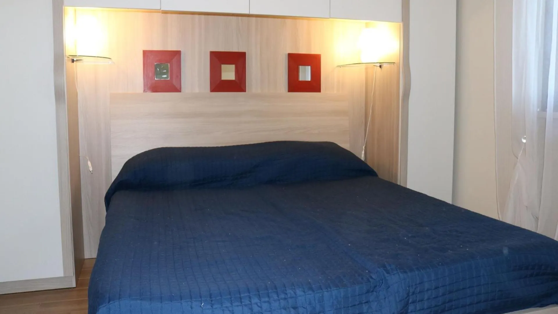 Enticing Holiday Home In Lazise With Swimming Pool 0*,