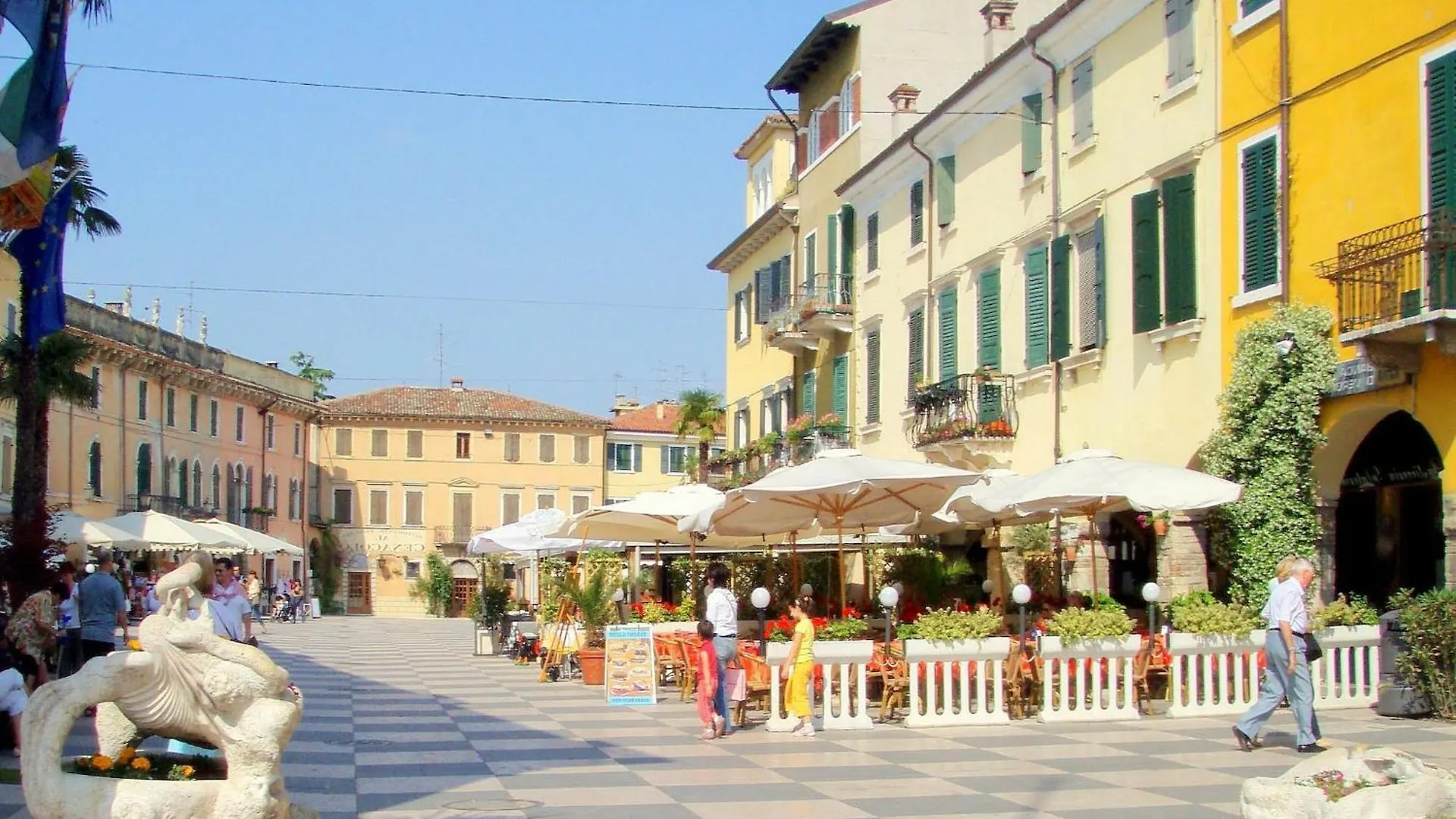 Enticing Holiday Home In Lazise With Swimming Pool 0*,