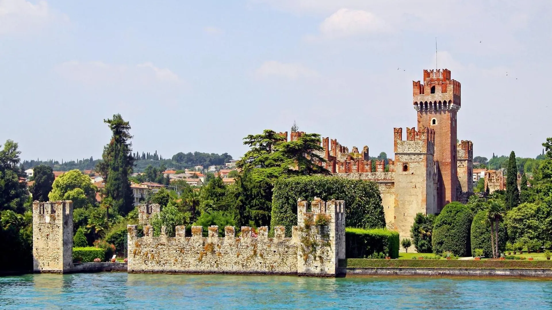 Enticing Holiday Home In Lazise With Swimming Pool