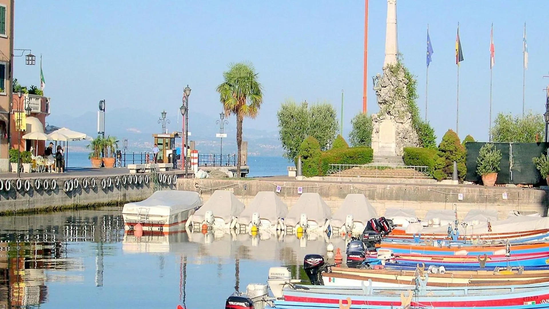 Enticing Holiday Home In Lazise With Swimming Pool Italy