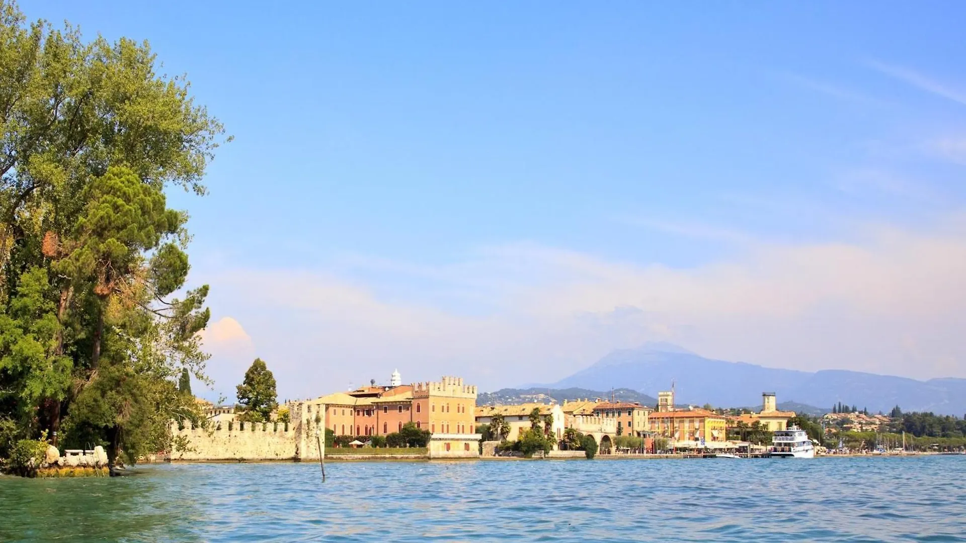 Enticing Holiday Home In Lazise With Swimming Pool
