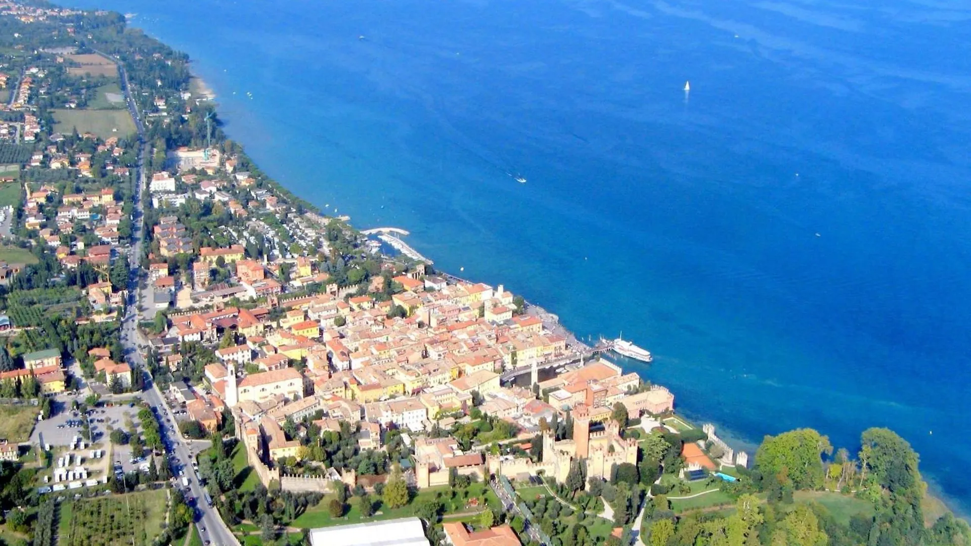 Enticing Holiday Home In Lazise With Swimming Pool Italy