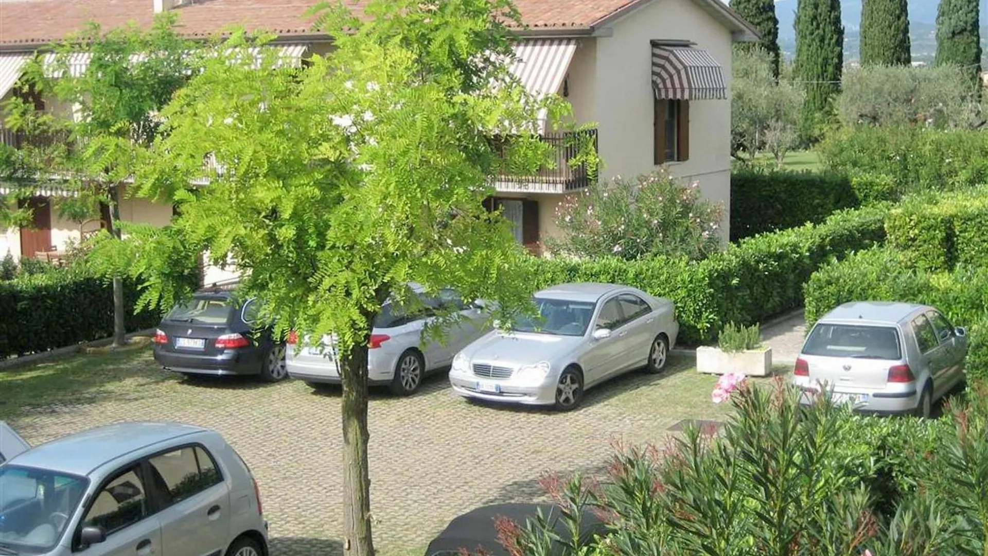 Enticing Holiday Home In Lazise With Swimming Pool 0*,