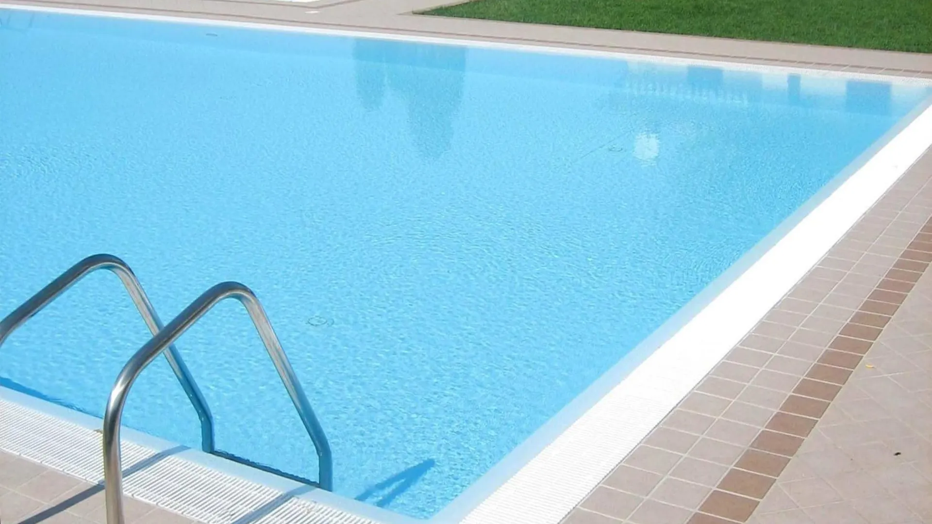 Enticing Holiday Home In Lazise With Swimming Pool